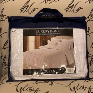 Luxury Home down alternative comforter Queen.